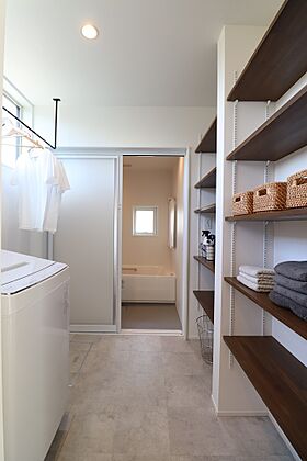 トモノ建築設計事務所 【佐久平スタジオ】の施工事例「光と風を招く スタイリッシュモダンな家」の画像5