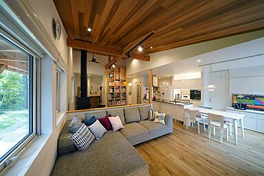 トモノ建築設計事務所 【佐久平スタジオ】の施工事例「軽井沢の森と暮らす【平屋/薪ストーブ/北欧/移住】」の画像3