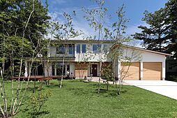 トモノ建築設計事務所 【佐久平スタジオ】の施工事例「凛とした佇まいの軽井沢の家【ガレージ/吹き抜け/ゴルフ/移住/別荘】」の画像