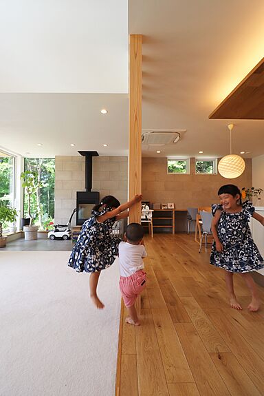 トモノ建築設計事務所 【佐久平スタジオ】の施工事例「凛とした佇まいの軽井沢の家【ガレージ/吹き抜け/ゴルフ/移住/別荘】」の画像2