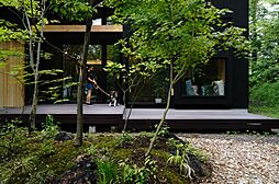 【アキュラホーム 春日部展示場】@ララガーデン春日部そば 土間・中庭のあるモデルハウスの施工事例「Leaf.森と対話する焼杉の家【平屋/外構/庭/ペット/移住/別荘】」の画像