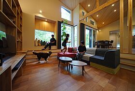 トモノ建築設計事務所 【佐久平スタジオ】の施工事例「軽井沢の自然に馴染む焼杉の家【平屋/外構/庭/ペット/移住/別荘】」の画像3