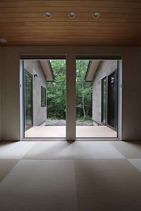 トモノ建築設計事務所 【佐久平スタジオ】の施工事例「森と空に包まれる家【平屋/移住/別荘】」の画像5