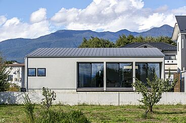 トモノ建築設計事務所 【佐久平スタジオ】の施工事例「快適に暮らす工夫を凝らした住まい」の画像