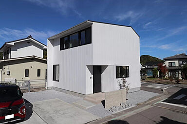 トモノ建築設計事務所 【佐久平スタジオ】の施工事例「明るさと開放感に包まれた二階リビングの住まい」の画像1