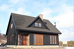 株式会社大共ホームの施工事例「クラシカルな映画の世界を思う、丘の上に佇む大屋根の家」の画像