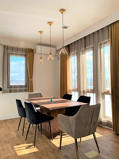 株式会社大共ホームの施工事例「クラシカルな映画の世界を思う、丘の上に佇む大屋根の家」の画像2