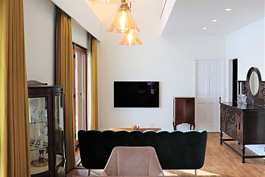 株式会社大共ホームの施工事例「クラシカルな映画の世界を思う、丘の上に佇む大屋根の家」の画像3