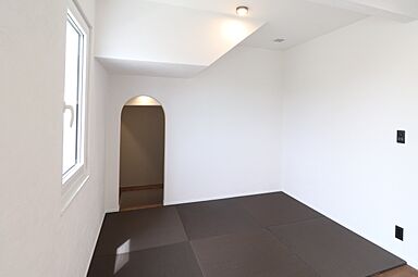 株式会社大共ホームの施工事例「スタイリッシュモダンな畳スペースがある家」の画像2