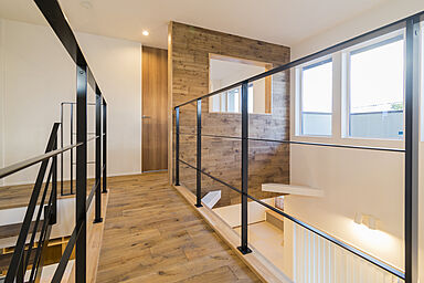 SUBLIME HOME株式会社の施工事例「【施工事例】木のぬくもり溢れる大空間。吹抜けにアイアンブリッジ【守山市】」の画像2