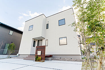 SUBLIME HOME株式会社の施工事例「【施工事例】家族の気配を伝えあう、室内外と上下階が「つながる家」【湖南市】」の画像