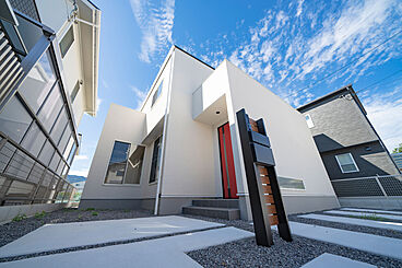 SUBLIME HOME株式会社の施工事例「【施工事例】白が映えるキュービックな住まい。外の視線を気にせず暮らす【草津市】」の画像