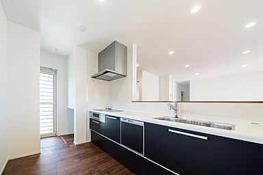 SUBLIME HOME株式会社の施工事例「【施工事例】白が映えるキュービックな住まい。外の視線を気にせず暮らす【草津市】」の画像4