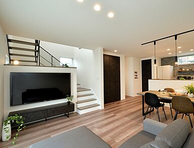 R+house小田原西/中川工務店の施工事例「スキップフロアが印象的な モノトーンのスタイリッシュな住まい」の画像1