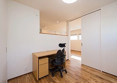 R+house小田原西/中川工務店の施工事例「シンプルな美しさが目を引く外観 高い気密・断熱性能による省エネ+創エネな家」の画像4