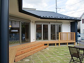 株式会社三建(Sus∞Eco Home-サスエコホーム-)の施工事例「平屋で創る、木漏れ陽コートハウス」の画像1