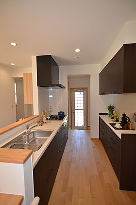 株式会社三建(Sus∞Eco Home-サスエコホーム-)の施工事例「平屋で創る、木漏れ陽コートハウス」の画像4