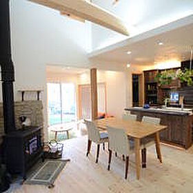 株式会社三建(Sus∞Eco Home-サスエコホーム-)の施工事例「化粧梁が印象的な木のぬくもりを感じられる家」の画像1
