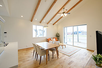 木の家スタイルのリビング 株式会社三建(Sus∞Eco Home-サスエコホーム-)の事例画像