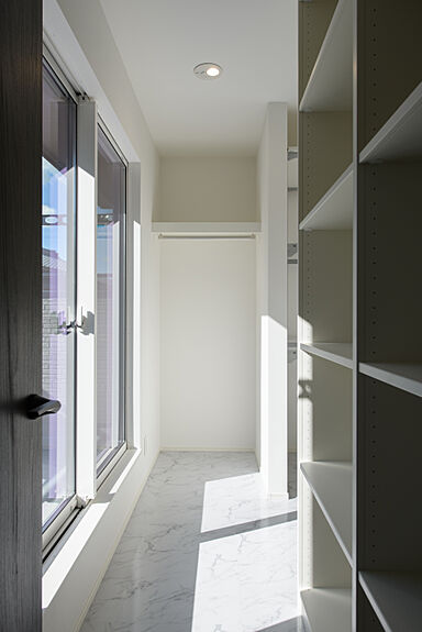 株式会社三建(Sus∞Eco Home-サスエコホーム-)の施工事例「大理石調フロアのスタイリッシュな家」の画像5