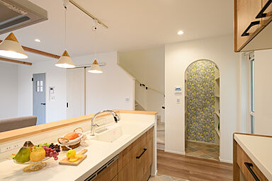 株式会社三建(Sus∞Eco Home-サスエコホーム-)の施工事例「かわいい壁紙やドアのあるナチュラルモダンな家」の画像1