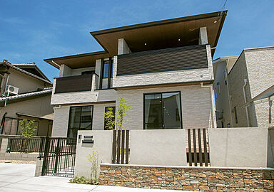 サンヨーホームズ株式会社 福岡支店の施工事例「大きな軒天にこだわった安心して永く住めるかっこいい家」の画像