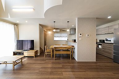 伊大建設株式会社の施工事例「吹き抜けで家族がつながりつつ一人ひとりの個性も尊重した家」の画像