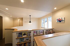 伊大建設株式会社の施工事例「吹き抜けで家族がつながりつつ一人ひとりの個性も尊重した家」の画像6