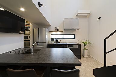 伊大建設株式会社の施工事例「インナーガレージのある大人のための家」の画像2