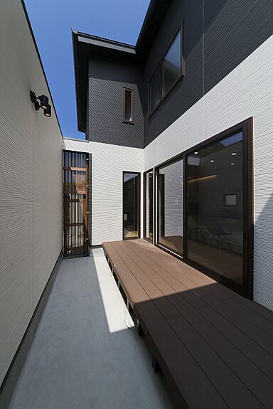 伊大建設株式会社の施工事例「コの字キッチンと中庭を中心につながる家」の画像5