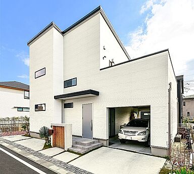 サンヨーホームズ株式会社 中部事業所の施工事例「リビング直結の広い土間で開放的な住み心地を演出」の画像