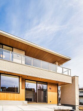 株式会社小堀建設の施工事例「デコマドが玄関に明かりを届ける家」の画像1