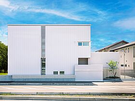 株式会社小堀建設の施工事例「白ガルバと塗り壁の家」のメイン画像