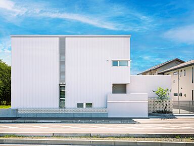 株式会社小堀建設の施工事例「白ガルバと塗り壁の家」の画像