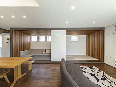 株式会社小堀建設の施工事例「白ガルバと塗り壁の家」の画像2