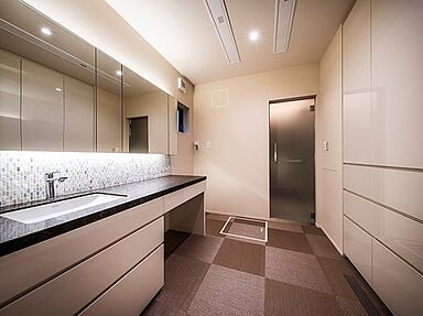 株式会社小堀建設の施工事例「ゲストに感動を与える玄関のある家」の画像4