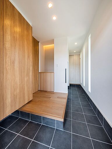 株式会社小堀建設の施工事例「ネイビーの外壁が映える柔らかな印象の家」の画像5