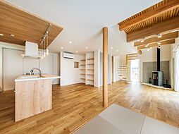 株式会社小堀建設の施工事例「らせん階段と暖炉がある家」の画像