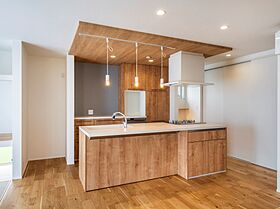 株式会社小堀建設の施工事例「らせん階段と暖炉がある家」の画像2