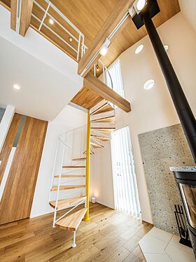 株式会社小堀建設の施工事例「らせん階段と暖炉がある家」の画像3