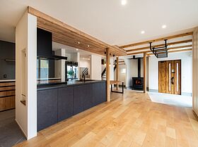 株式会社小堀建設の施工事例「アイアンと木が調和する優しい空間の家」の画像4