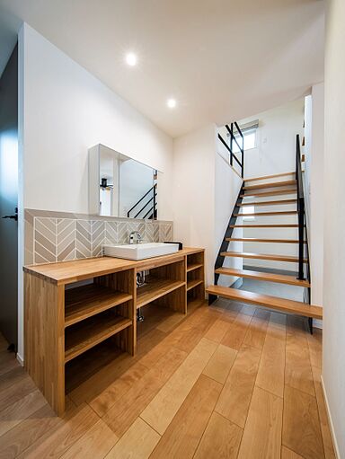 株式会社小堀建設の施工事例「アイアンと木が調和する優しい空間の家」の画像5