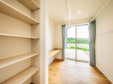 株式会社小堀建設の施工事例「光を取り入れてのびのびと暮らす平屋の家」の画像5