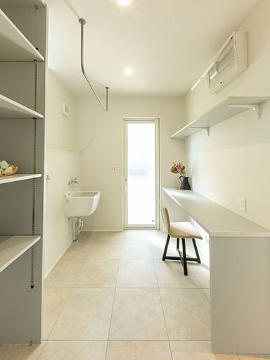 株式会社小堀建設の施工事例「ガラスやクロスで魅せるエレガントシックな家」の画像2