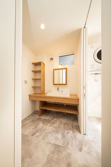 株式会社小堀建設の施工事例「モールテックスのキッチンが映える2階リビングの家」の画像4