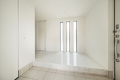 株式会社小堀建設の施工事例「大きなテラスとガレージが魅力的な平屋の家」の画像2