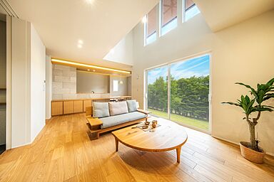 株式会社小堀建設の施工事例「重厚感を感じさせながら柔和な表情を見せる家」の画像1