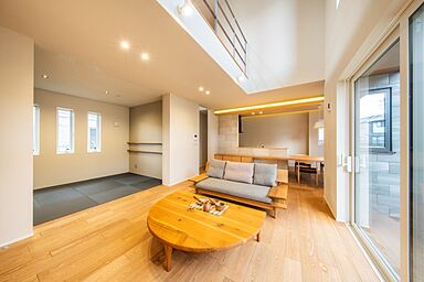 株式会社小堀建設の施工事例「重厚感を感じさせながら柔和な表情を見せる家」の画像2