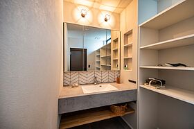 株式会社小堀建設の施工事例「濃色×木目のモダンな家」の画像4