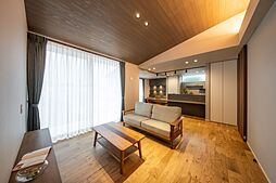 株式会社小堀建設の施工事例「落ち着いた色合いに照明が光る平屋の家」の画像